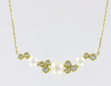 Necklace with pearls and zirconia 