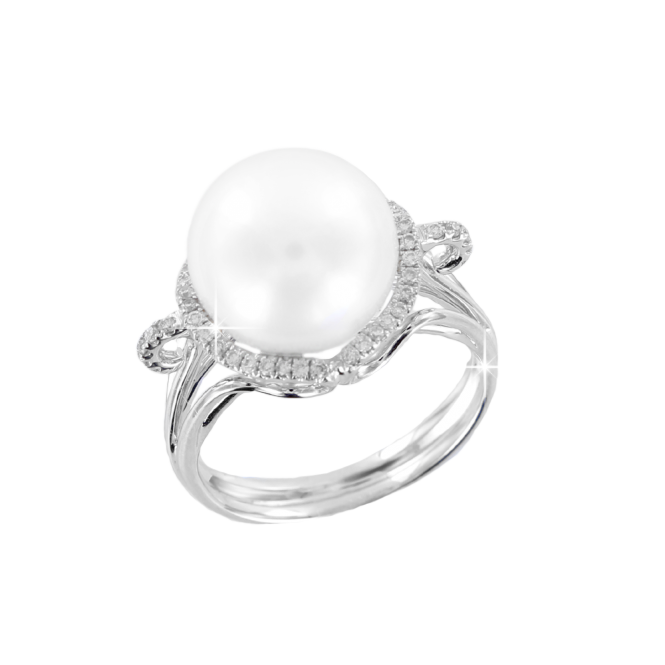 Women's ring with pearl and diamonds 